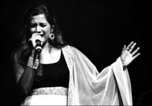 Masnad Luti Jo Shahe Falak Lyrics - Shreya Ghoshal