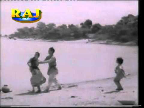 Chachi Akad Gayi Lyrics - Usha Mangeshkar